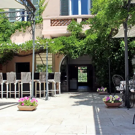 Hotel Mas De Chastelas 5*